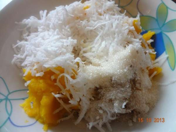 Смешать тыквенное пюре с кокосовой стружкой, корицей, ванильным сахаром до однородной плотной массы.