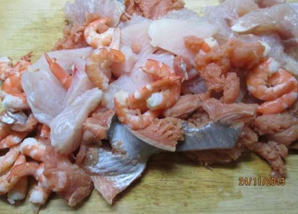 Рыбу крупно порезать, креветки почистить. Пропустить через мясорубку.