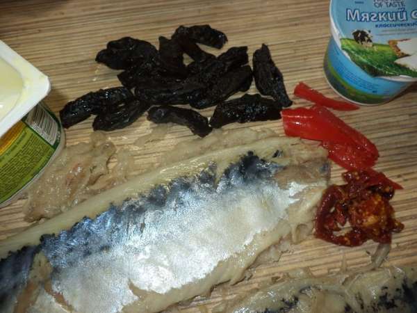 Приготовим продукты - сливочный сыр, йогурт, порежем полосками чернослив, перец (у меня маринованный по рецепту Ла Ванды в медовой заливке, как раз один плавал в банке!) можно взять свежий, немного возьмем вяленых помидоров, можно и свежих, только без мякоти, можно и оливочки, и наша утонченная красавица рыбка. Приготовим продукты - сливочный сыр, йогурт, порежем полосками чернослив, перец (у меня маринованный по рецепту Ла Ванды в медовой заливке, как раз один плавал в банке!) можно взять свежий, немного возьмем вяленых помидоров, можно и свежих, только без мякоти, можно и оливочки, и наша утонченная красавица рыбка.