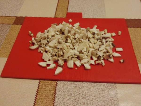 Режем шампиньоны кусочками.