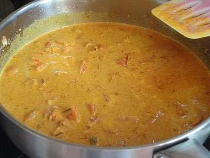 Влейте сливки и лимонный сок, посолите, поперчите по вкусу, доведите до кипения и потом на медленном огне готовьте 10-15 минут, периодически помешивая. Соус загустеет, а пряности раскроют свой аромат. 