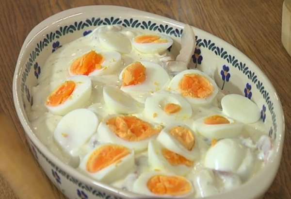 Рыбу чир порезать кусочками, выложить в жаропрочную керамическую форму, сверху поместить кусочки палтуса и залить все соусом с креветками, затем выложить нарезанные яйца и посолить.