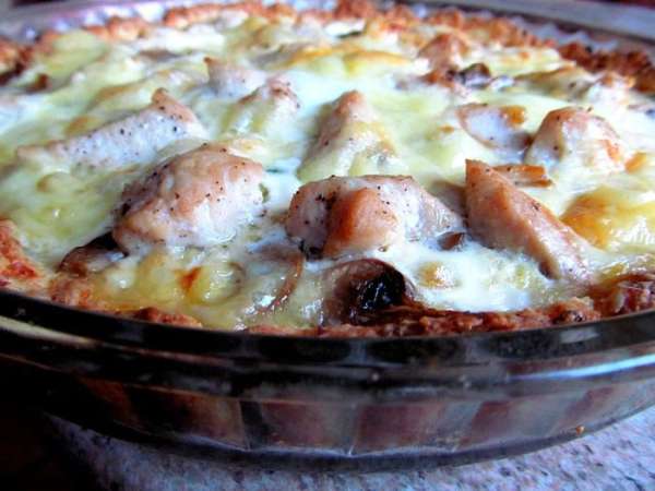 Затем грибы и куриное филе. Щедро посыпаем сыром и заливаем заливкой из яиц и сливок. Приправляем прованскими травами.
Выпекаем 30-40 минут до готовности.
Режем на кусочки и подаем. Вкусен как в теплом, так и в холодном виде. Приятного аппетита! Затем грибы и куриное филе. Щедро посыпаем сыром и заливаем заливкой из яиц и сливок. Приправляем прованскими травами.
Выпекаем 30-40 минут до готовности.
Режем на кусочки и подаем. Вкусен как в теплом, так и в холодном виде. Приятного аппетита!