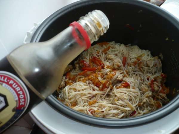 добавить лапшу, и перемешать с мясом и овощами, потом - соевый соус (обильно), смесь перцев, кориандр и все перемешать. И все - готово! Было так аппетитно, что я забыла сфотографировать как фунчоза выглядит в тарелке... добавить лапшу, и перемешать с мясом и овощами, потом - соевый соус (обильно), смесь перцев, кориандр и все перемешать. И все - готово! Было так аппетитно, что я забыла сфотографировать как фунчоза выглядит в тарелке...