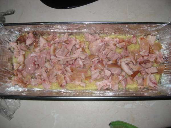 Выкладываем шар куриного мяса.