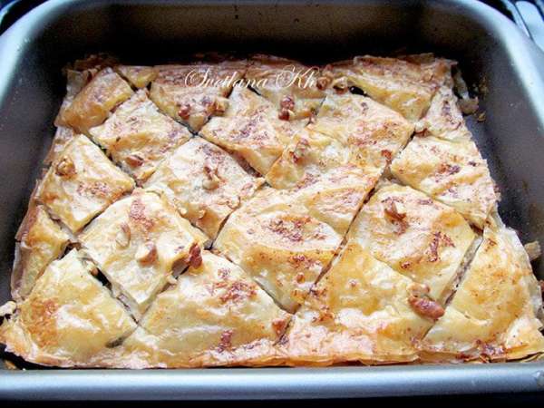 Готовую пахлаву разрезать до дна, полить медом. Обалденно вкусно!!! Готовую пахлаву разрезать до дна, полить медом. Обалденно вкусно!!!