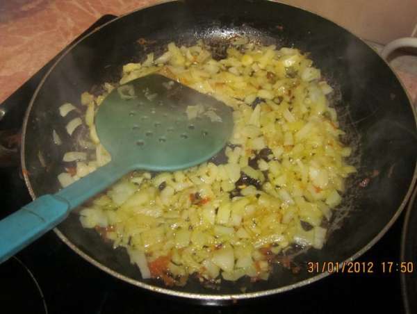 Замесим тесто для лаваша по рецепту Анастасии (http://www.edimdoma.ru/recipes/15463). Пусть оно пока поднимается,а мы тем временем займемся приготовлением начинки.Поджарим лучок.
Замесим тесто для лаваша по рецепту Анастасии (http://www.edimdoma.ru/recipes/15463). Пусть оно пока поднимается,а мы тем временем займемся приготовлением начинки.Поджарим лучок.