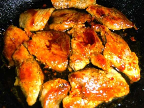 Начинаем поливать соус на наше мяско...