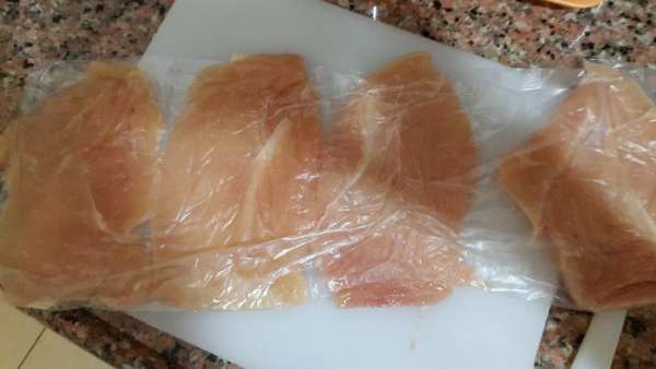 Покупаем крупную охлажденную куриную грудку. Мне прямо в маркете её разрезали на 4 части, сначала на 2 половины, а потом эти половины вдоль на 2 части. Затем отбили. Очень удобно) Покупаем крупную охлажденную куриную грудку. Мне прямо в маркете её разрезали на 4 части, сначала на 2 половины, а потом эти половины вдоль на 2 части. Затем отбили. Очень удобно)