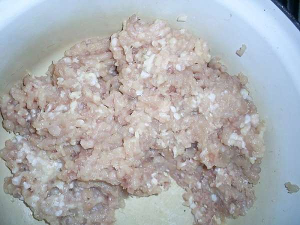 Обрезанное мясо пропускаем через мясорубку.