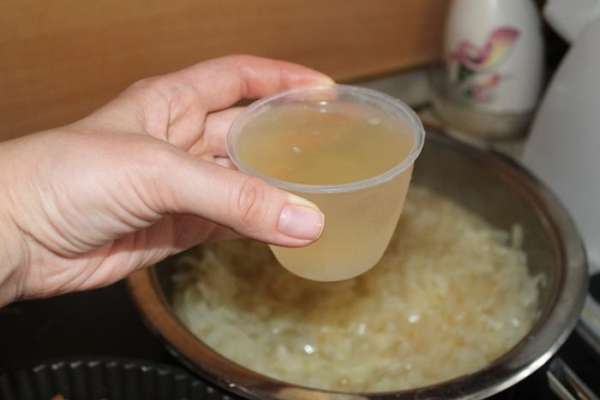 Затем добавить в сковороду воду или бульон (у меня стакан от мультиварки на 160 мл, я влила три стакана). Тушить под крышкой на слабом огне 7 минут. 