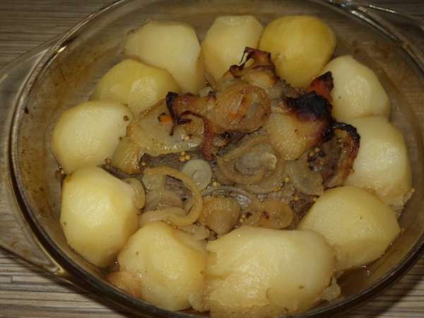 Ставим в духовку сначала на 200* а после закипания убавляем до 140* и пусть томиться часа 2. Можно часа через 1,5 если делается в жаропрочке добавить картошку,в кастрюльке много сока, в фольге его бывает поменьше! Лук может немного подгорать, но  он нам и был нужен для защиты мяса! Мы с мужем его убираем,а вот наш зять с удовольствием его съел!