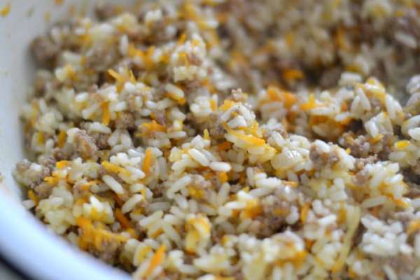 Мясо перекрутить на мясорубке с луком, также потушить на растительном масле минут 20, добавив тушеные овощи, мелко нарезанный чеснок, поперчить, посолить. Соединить с рисом.