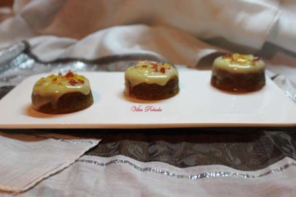 Даем глазури немного времени схватиться и можно подавать!! Но вкуснее пирожные после ночи в холодильнике!
Если делать большим пирогом, то резать его лучше горячим ножом, чтобы глазурь не прилипла к нему, а она в свою очередь порадует вас своей глянцевостью и консистенцией. Благодаря составу она мягкая, но упругая, не ломается и не крошится!
Даем глазури немного времени схватиться и можно подавать!! Но вкуснее пирожные после ночи в холодильнике!
Если делать большим пирогом, то резать его лучше горячим ножом, чтобы глазурь не прилипла к нему, а она в свою очередь порадует вас своей глянцевостью и консистенцией. Благодаря составу она мягкая, но упругая, не ломается и не крошится!