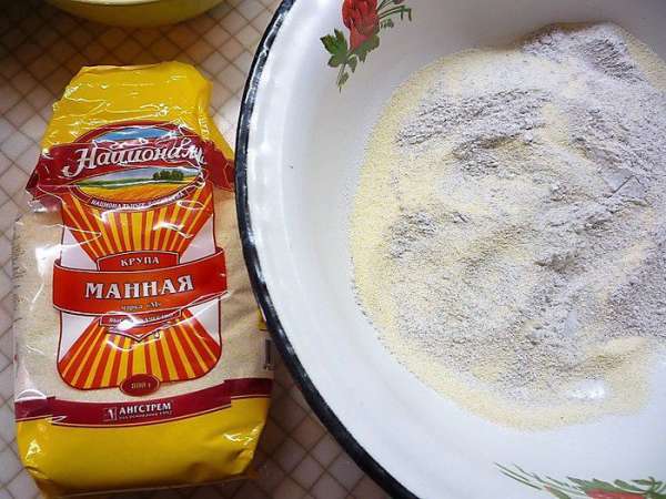 В чашке смешиваем просеянную муку и просеянную манную крупу ТМ «Националь». В чашке смешиваем просеянную муку и просеянную манную крупу ТМ «Националь».