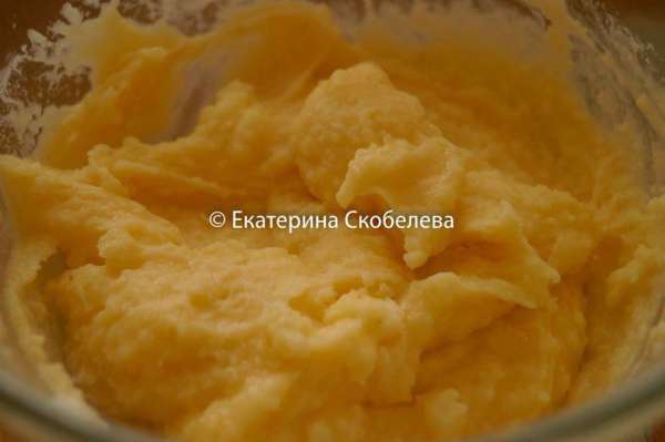 Картофель отварить в воде. Протереть горячий картофель через сито. Добавить яичные желтки, сливки, мускатный орех, размягченное сливочное масло и соль. Взбить венчиком до легкой воздушности. Картофель отварить в воде. Протереть горячий картофель через сито. Добавить яичные желтки, сливки, мускатный орех, размягченное сливочное масло и соль. Взбить венчиком до легкой воздушности.