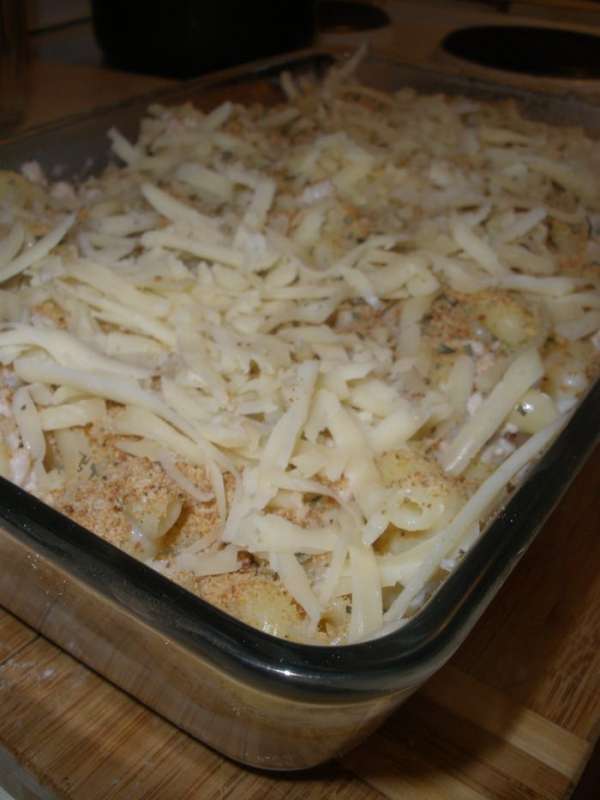 Посыпаем хлебной крошкой, пармезаном, темьяном. Сбрызгиваем оливковым маслом. 