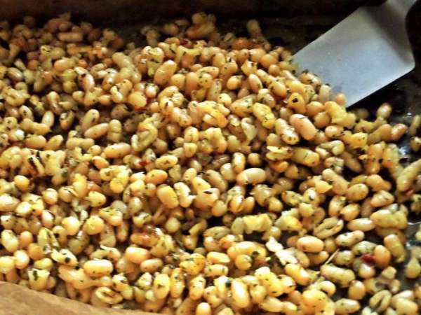 Запекать 15-20 минут при 180°C, помешивая лопаткой. Должна выпариться лишняя влага.