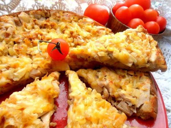 Отлично с овощами или салатом...Да и в дорогу,проверено,подходит такой питательный пирожок-пицца)))