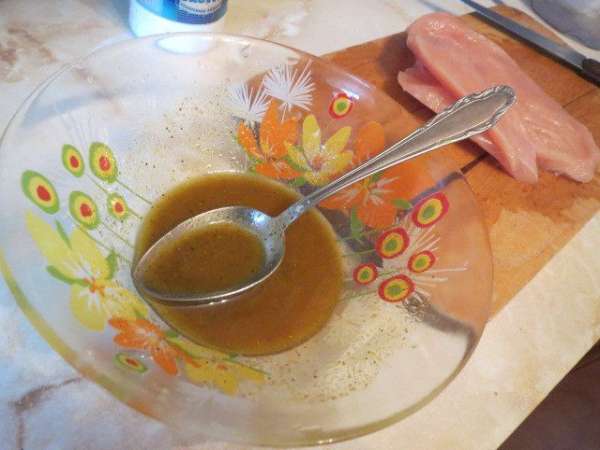 Масло смешать с лимонным соком, 1 ч. л. карри и щепоткой соли.
