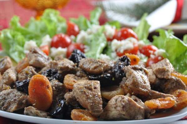 Тёплое мясо посыпать листиками розмарина (у меня сушёный) и можно подавать.
