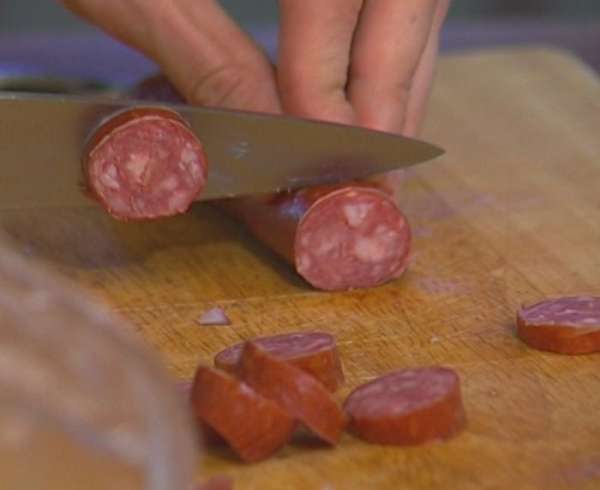 Колбаски порезать кружками. Колбаски порезать кружками.