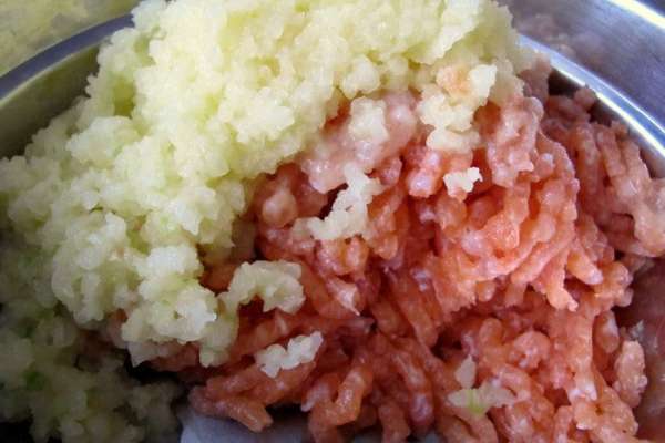 Готовим фарш из двух сортов рыбы, луковицы и картофеля (который я добавляю для клейкости). Готовим фарш из двух сортов рыбы, луковицы и картофеля (который я добавляю для клейкости).