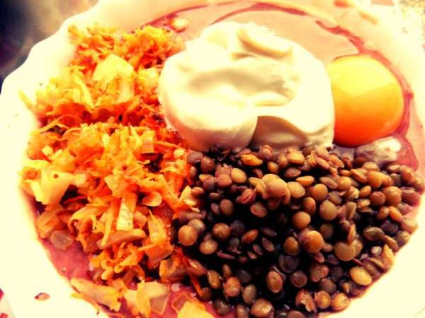 Добавить яйцо и некислую сметану. Приправить по вкусу.