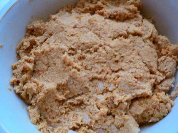 Мясо выложить в блендер, добавить отваренную и порезанную кусочками морковь, отваренный рис, измельченный чеснок  и все хорошо измельчить. Охладить до комнатной температуры.