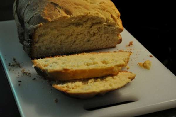 Закладываем в х/п как указано в инструкции сначала жидкие продукты, затем сухие и сверху дрожжи сухие. Режим белый хлеб. Это примерно на 3 часа.