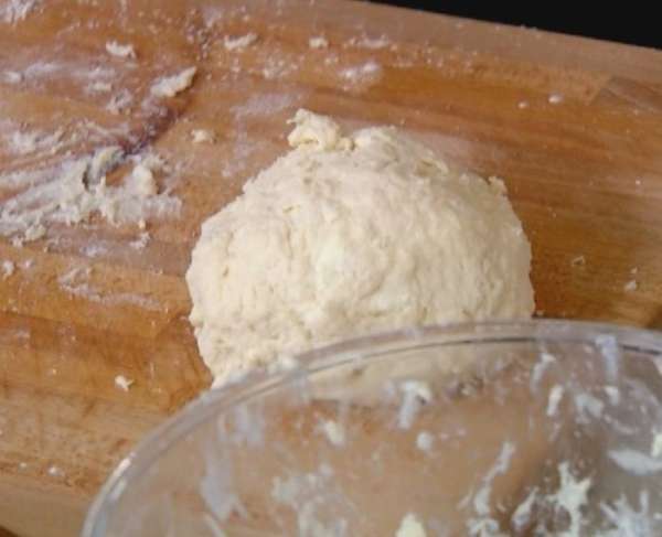 Сделать в центре муки с маслом углубление, всыпать разрыхлитель, щепотку соли, влить молоко и быстро вымесить тесто, затем сформировать из него шар. Сделать в центре муки с маслом углубление, всыпать разрыхлитель, щепотку соли, влить молоко и быстро вымесить тесто, затем сформировать из него шар.