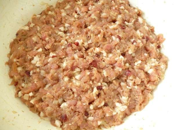 И теперь начинаем месить фарш руками,как для шашлыка,минут 10-15, чтобы лук хорошо отдал сок и мясо стало мягким. Посуду с фаршем накрыть крышкой и поставить в холодильник минимум на 2-3 час, а лучше часов на 12.