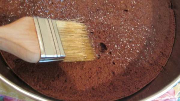 Смажьте коржи апельсиновым джемом кроме верхнего. Смажьте коржи апельсиновым джемом кроме верхнего.