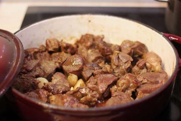 Периодически переворачивайте мясо. Когда соки испарятся и мясо начнет шипеть, добавьте пару ложек воды. 