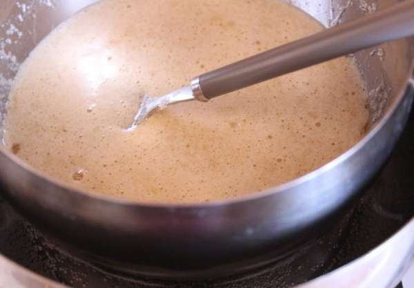 Смешать мягкое сливочное масло с сахаром и медом, добавить яйцо и соду. Хорошо перемешать, поставить на водяную баню и прогревать 10 минут, не допуская кипения.
