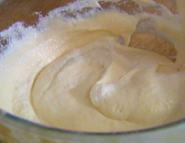 В творожную массу всыпать муку, вымешать миксером, затем быстро вмешать взбитые белки. В творожную массу всыпать муку, вымешать миксером, затем быстро вмешать взбитые белки.