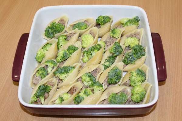 Заполните ракушки фаршем (предварительно слегка обжаренным) и свежей брокколи, разобранной на мелкие соцветия. Заполните ракушки фаршем (предварительно слегка обжаренным) и свежей брокколи, разобранной на мелкие соцветия.