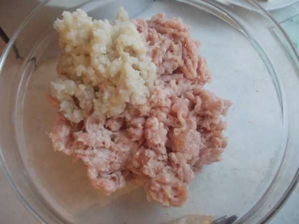 Курицу помолоть на мясорубке,можно взять филе,а можно просто с тушки срезать мясо. Если вы можете найти качественный фарш,то возьмите готовый.Туда же помолоть луковицу. Курицу помолоть на мясорубке,можно взять филе,а можно просто с тушки срезать мясо. Если вы можете найти качественный фарш,то возьмите готовый.Туда же помолоть луковицу.