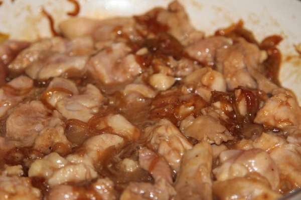 Далее выкладываем подготовленное мясо, накрываем крышкой и тушим минут 7. Затем открываем крышку, переворачиваем мясо и тушим еще 5 минут.