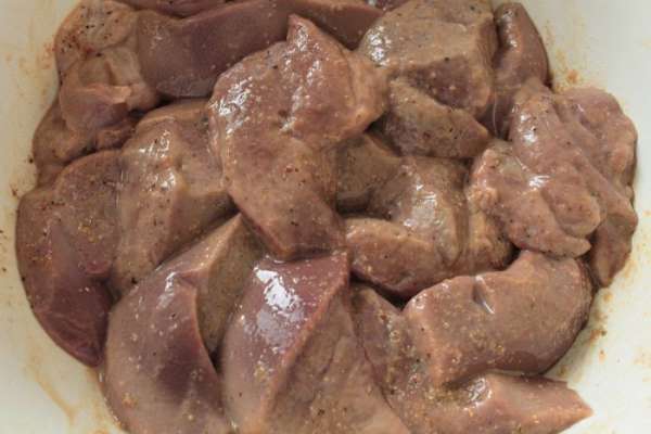Кусочки печени достать из кефира, промокнуть салфеткой, посыпать чесноком в порошке, смесью молотых перцев, слегка посолить по вкусу, убрать в холодильник на 30 минут, можно и на час.