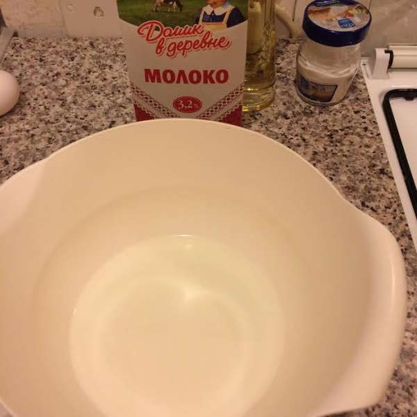 Мацони и воду слегка подогреть (я это делаю в микроволновке), добавить соль, сахар, соду, ванильный сахар и яйцо, хорошо взбить венчиком. Мацони и воду слегка подогреть (я это делаю в микроволновке), добавить соль, сахар, соду, ванильный сахар и яйцо, хорошо взбить венчиком.