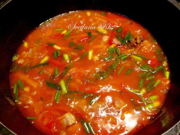 Добавляем зеленый лук, толченый кориандр, солим по вкусу и выключаем. Даем настояться минут 10. Добавляем зеленый лук, толченый кориандр, солим по вкусу и выключаем. Даем настояться минут 10.