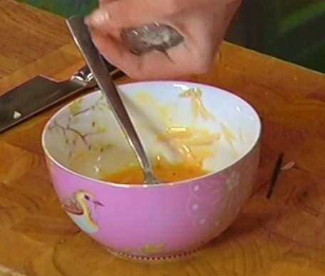 Натертый сыр добавить в третью миску с яйцами, посолить, поперчить и перемешать.