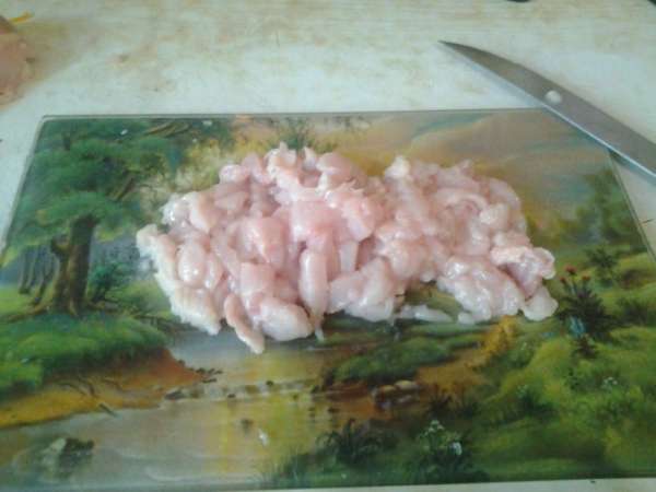 Куриное филе порезать маленькими кусочками