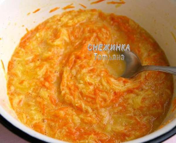 В миске соединяем яйца, соль, молотый чёрный перец, слегка взбиваем венчиком. Добавляем овощи, сыр, перемешиваем. В миске соединяем яйца, соль, молотый чёрный перец, слегка взбиваем венчиком. Добавляем овощи, сыр, перемешиваем.