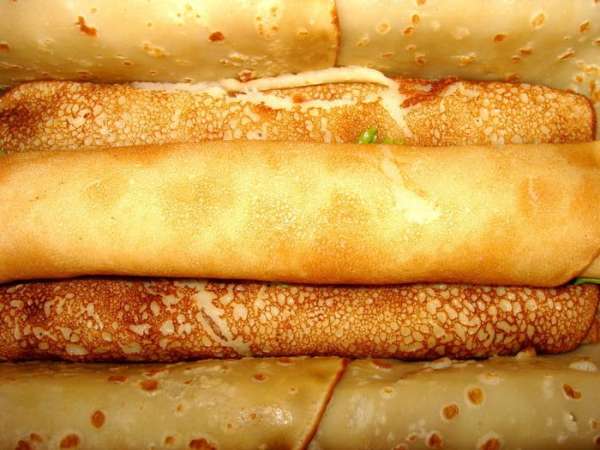 Следующий слой наоборот. В центре мясной блинчик, 