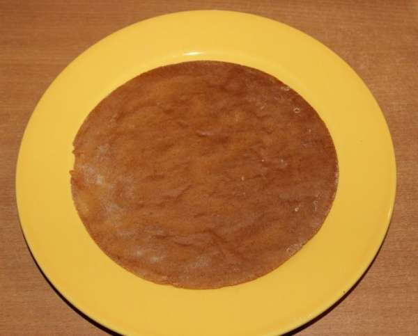 Выложить корж на блюдо...