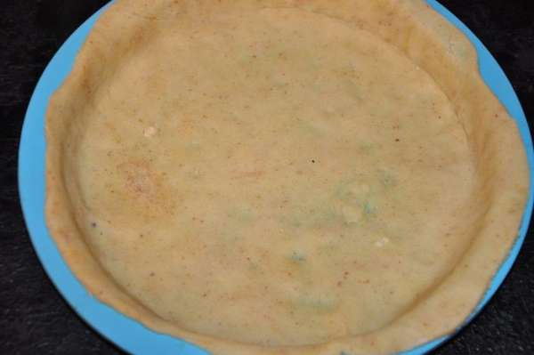 Достать тесто из холодильника, раскатать, выложить в смазанную маслом форму, обрезать лишние края (можете предварительно выпечь при 170 гр. 5-7 минут, но я не выпекала), Достать тесто из холодильника, раскатать, выложить в смазанную маслом форму, обрезать лишние края (можете предварительно выпечь при 170 гр. 5-7 минут, но я не выпекала),