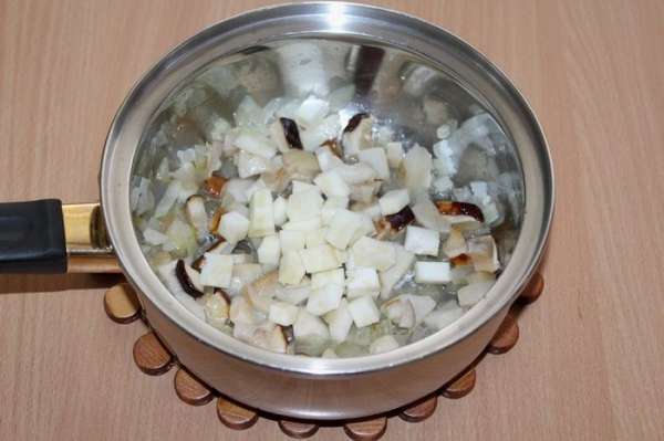 Нарезанный кубиками корень сельдерея.