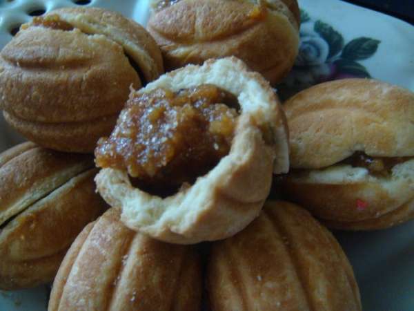 У меня начинка вареная сгущенка (комнатной t), вымешанная с крошкой от самих орешков (в ингредиентах указано как 'вафельная крошка'). У меня начинка вареная сгущенка (комнатной t), вымешанная с крошкой от самих орешков (в ингредиентах указано как 'вафельная крошка').